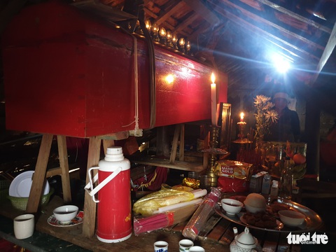 Quan tài người mẹ treo lên trần nhà đã được đưa đi chôn cất - Ảnh 3. Quan tài người mẹ treo lên trần nhà đã được đưa đi chôn cất - Ảnh 3.