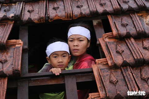 Quan tài người mẹ treo lên trần nhà đã được đưa đi chôn cất - Ảnh 2. Quan tài người mẹ treo lên trần nhà đã được đưa đi chôn cất - Ảnh 2.