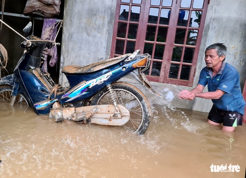 Cơn lũ đi qua, gia sản trôi theo dòng nước bạc - Ảnh 5. Cơn lũ đi qua, gia sản trôi theo dòng nước bạc - Ảnh 5.