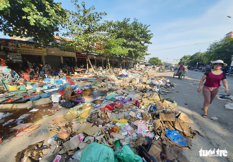 Chợ Hà Tĩnh ngổn ngang sau trận lũ lịch sử - Ảnh 1. Chợ Hà Tĩnh ngổn ngang sau trận lũ lịch sử - Ảnh 1.