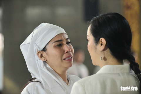 Kim Cương, Giáng My, Việt Trinh nghẹn ngào tiễn đưa nghệ sĩ Lý Huỳnh - Ảnh 10. Kim Cương, Giáng My, Việt Trinh nghẹn ngào tiễn đưa nghệ sĩ Lý Huỳnh - Ảnh 10.