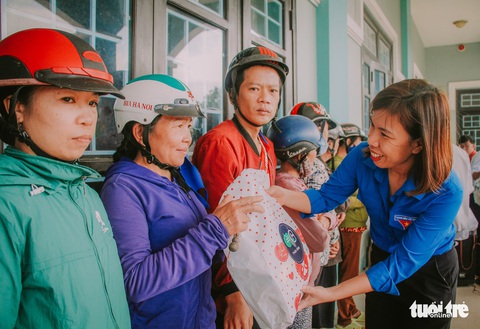 Mang yêu thương của bạn đọc đến với 1.000 hộ dân bị cô lập nhiều ngày - Ảnh 7. Mang yêu thương của bạn đọc đến với 1.000 hộ dân bị cô lập nhiều ngày - Ảnh 7.
