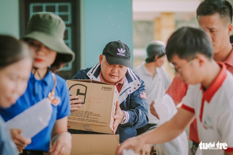 Mang yêu thương của bạn đọc đến với 1.000 hộ dân bị cô lập nhiều ngày - Ảnh 6. Mang yêu thương của bạn đọc đến với 1.000 hộ dân bị cô lập nhiều ngày - Ảnh 6.