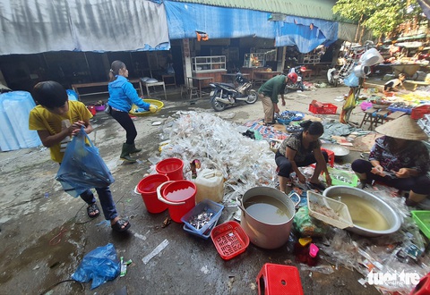 Chợ Hà Tĩnh ngổn ngang sau trận lũ lịch sử - Ảnh 4. Chợ Hà Tĩnh ngổn ngang sau trận lũ lịch sử - Ảnh 4.