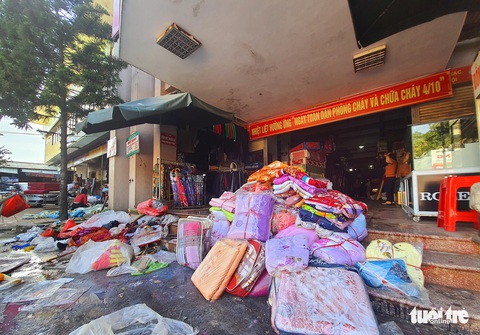 Chợ Hà Tĩnh ngổn ngang sau trận lũ lịch sử - Ảnh 2. Chợ Hà Tĩnh ngổn ngang sau trận lũ lịch sử - Ảnh 2.