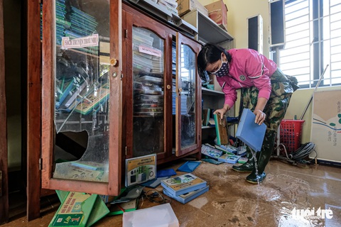 Sách vở ở nhà, ở trường ướt hết, lấy mô cho các em học? - Ảnh 3. Sách vở ở nhà, ở trường ướt hết, lấy mô cho các em học? - Ảnh 3.