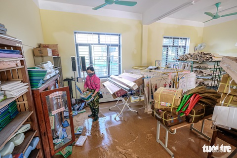 Sách vở ở nhà, ở trường ướt hết, lấy mô cho các em học? - Ảnh 4. Sách vở ở nhà, ở trường ướt hết, lấy mô cho các em học? - Ảnh 4.