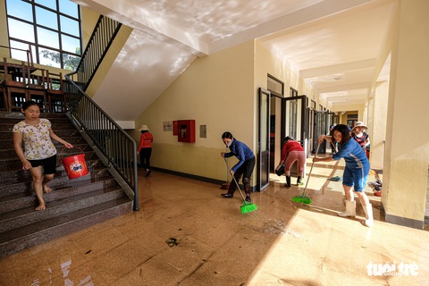 Sách vở ở nhà, ở trường ướt hết, lấy mô cho các em học? - Ảnh 6. Sách vở ở nhà, ở trường ướt hết, lấy mô cho các em học? - Ảnh 6.