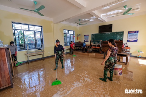 Sách vở ở nhà, ở trường ướt hết, lấy mô cho các em học? - Ảnh 8. Sách vở ở nhà, ở trường ướt hết, lấy mô cho các em học? - Ảnh 8.
