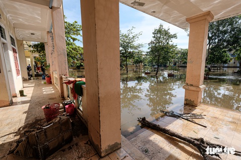 Sách vở ở nhà, ở trường ướt hết, lấy mô cho các em học? - Ảnh 5. Sách vở ở nhà, ở trường ướt hết, lấy mô cho các em học? - Ảnh 5.