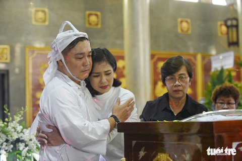 Kim Cương, Giáng My, Việt Trinh nghẹn ngào tiễn đưa nghệ sĩ Lý Huỳnh - Ảnh 1. Kim Cương, Giáng My, Việt Trinh nghẹn ngào tiễn đưa nghệ sĩ Lý Huỳnh - Ảnh 1.