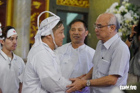 Kim Cương, Giáng My, Việt Trinh nghẹn ngào tiễn đưa nghệ sĩ Lý Huỳnh - Ảnh 7. Kim Cương, Giáng My, Việt Trinh nghẹn ngào tiễn đưa nghệ sĩ Lý Huỳnh - Ảnh 7.