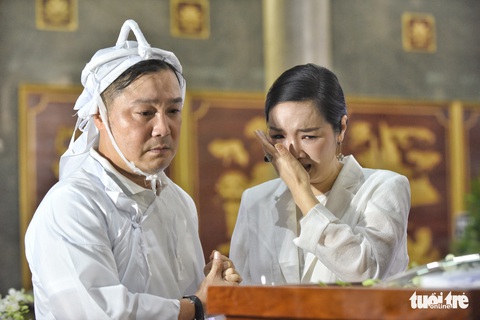 Kim Cương, Giáng My, Việt Trinh nghẹn ngào tiễn đưa nghệ sĩ Lý Huỳnh - Ảnh 8. Kim Cương, Giáng My, Việt Trinh nghẹn ngào tiễn đưa nghệ sĩ Lý Huỳnh - Ảnh 8.