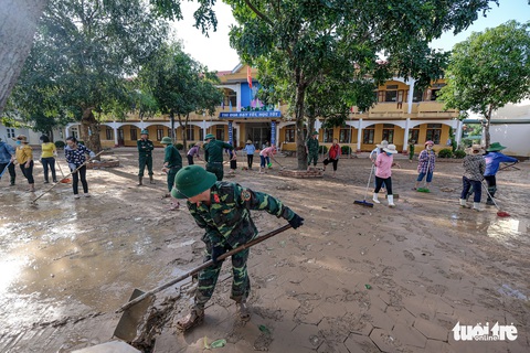 Sau 4 ngày lụt, nhà bỗng dưng chơi vơi như ốc đảo - Ảnh 7. Sau 4 ngày lụt, nhà bỗng dưng chơi vơi như ốc đảo - Ảnh 7.