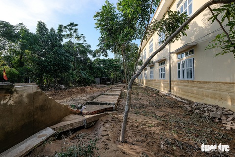 Sau 4 ngày lụt, nhà bỗng dưng chơi vơi như ốc đảo - Ảnh 6. Sau 4 ngày lụt, nhà bỗng dưng chơi vơi như ốc đảo - Ảnh 6.