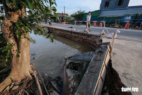 Sau 4 ngày lụt, nhà bỗng dưng chơi vơi như ốc đảo - Ảnh 3. Sau 4 ngày lụt, nhà bỗng dưng chơi vơi như ốc đảo - Ảnh 3.