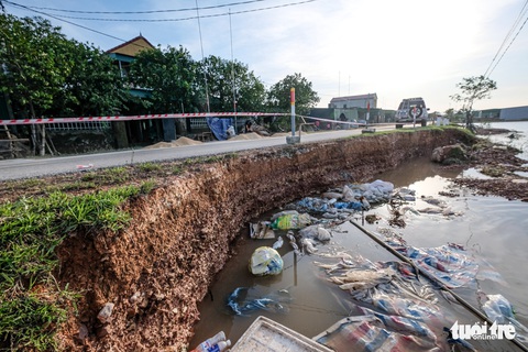 Sau 4 ngày lụt, nhà bỗng dưng chơi vơi như ốc đảo - Ảnh 2. Sau 4 ngày lụt, nhà bỗng dưng chơi vơi như ốc đảo - Ảnh 2.