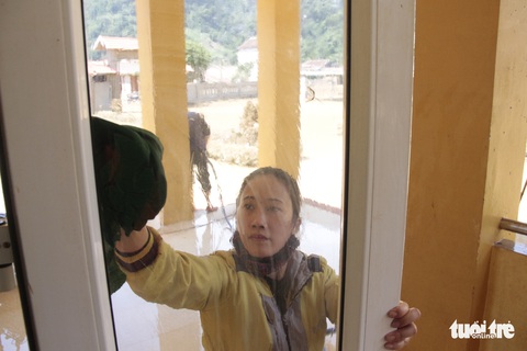 Rốn lũ xã Tân Hóa hối hả dọn bùn ngay khi lũ rút - Ảnh 8. Rốn lũ xã Tân Hóa hối hả dọn bùn ngay khi lũ rút - Ảnh 8.