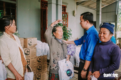Mang yêu thương của bạn đọc đến với 1.000 hộ dân bị cô lập nhiều ngày - Ảnh 5. Mang yêu thương của bạn đọc đến với 1.000 hộ dân bị cô lập nhiều ngày - Ảnh 5.