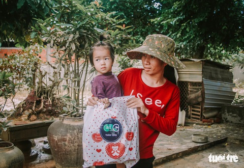 Mang yêu thương của bạn đọc đến với 1.000 hộ dân bị cô lập nhiều ngày - Ảnh 9. Mang yêu thương của bạn đọc đến với 1.000 hộ dân bị cô lập nhiều ngày - Ảnh 9.