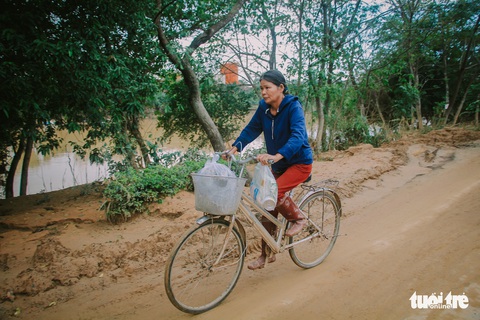 Mang yêu thương của bạn đọc đến với 1.000 hộ dân bị cô lập nhiều ngày - Ảnh 8. Mang yêu thương của bạn đọc đến với 1.000 hộ dân bị cô lập nhiều ngày - Ảnh 8.