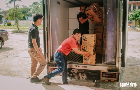 Mang yêu thương của bạn đọc đến với 1.000 hộ dân bị cô lập nhiều ngày - Ảnh 3. Mang yêu thương của bạn đọc đến với 1.000 hộ dân bị cô lập nhiều ngày - Ảnh 3.