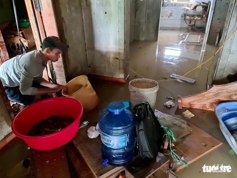 Cơn lũ đi qua, gia sản trôi theo dòng nước bạc - Ảnh 4. Cơn lũ đi qua, gia sản trôi theo dòng nước bạc - Ảnh 4.