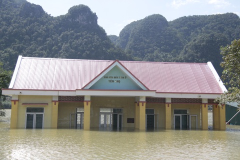 Rốn lũ xã Tân Hóa hối hả dọn bùn ngay khi lũ rút - Ảnh 2. Rốn lũ xã Tân Hóa hối hả dọn bùn ngay khi lũ rút - Ảnh 2.