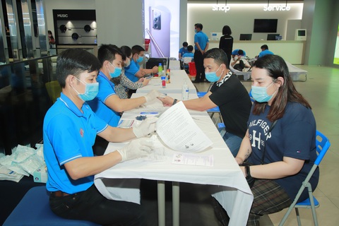 Nghe nguồn máu dự trữ khan hiếm, hàng trăm nhân viên văn phòng đăng ký hiến - Ảnh 3. Nghe nguồn máu dự trữ khan hiếm, hàng trăm nhân viên văn phòng đăng ký hiến - Ảnh 3.