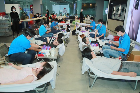 Nghe nguồn máu dự trữ khan hiếm, hàng trăm nhân viên văn phòng đăng ký hiến - Ảnh 2. Nghe nguồn máu dự trữ khan hiếm, hàng trăm nhân viên văn phòng đăng ký hiến - Ảnh 2.