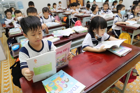 Sách tham khảo, sách bài tập: Hoa cả mắt nhưng không thể không dùng! - Ảnh 1. Sách tham khảo, sách bài tập: Hoa cả mắt nhưng không thể không dùng! - Ảnh 1.