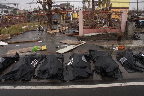 Thiên nhiên cuồng nộ - Kỳ 4: Sự hủy diệt của siêu bão Haiyan - Ảnh 3. Thiên nhiên cuồng nộ - Kỳ 4: Sự hủy diệt của siêu bão Haiyan - Ảnh 3.