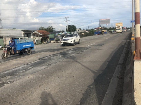 Quốc lộ 1 đoạn vào cầu Mỹ Thuận nứt nẻ và nhiều ổ gà - Ảnh 2. Quốc lộ 1 đoạn vào cầu Mỹ Thuận nứt nẻ và nhiều ổ gà - Ảnh 2.