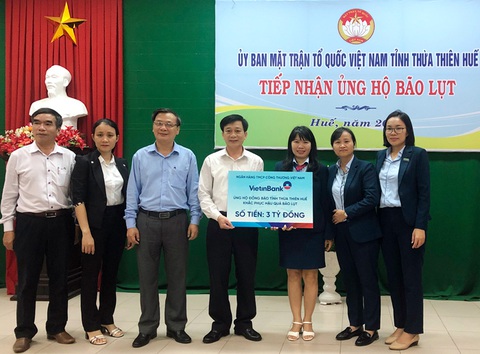 VietinBank dành hơn 15 tỉ đồng hỗ trợ đồng bào miền Trung bị lũ lụt - Ảnh 1. VietinBank dành hơn 15 tỉ đồng hỗ trợ đồng bào miền Trung bị lũ lụt - Ảnh 1.