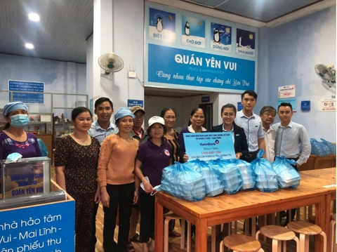 VietinBank dành hơn 15 tỉ đồng hỗ trợ đồng bào miền Trung bị lũ lụt - Ảnh 2. VietinBank dành hơn 15 tỉ đồng hỗ trợ đồng bào miền Trung bị lũ lụt - Ảnh 2.