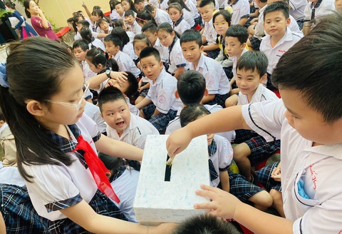 Các bạn nhỏ gửi yêu thương đến vùng bão lũ - Ảnh 1. Các bạn nhỏ gửi yêu thương đến vùng bão lũ - Ảnh 1.