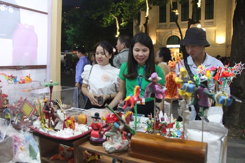 Tuần lễ hàng Made in Vietnam - Tinh hoa Việt Nam khai mạc ở hồ Hoàn Kiếm - Ảnh 1. Tuần lễ hàng Made in Vietnam - Tinh hoa Việt Nam khai mạc ở hồ Hoàn Kiếm - Ảnh 1.