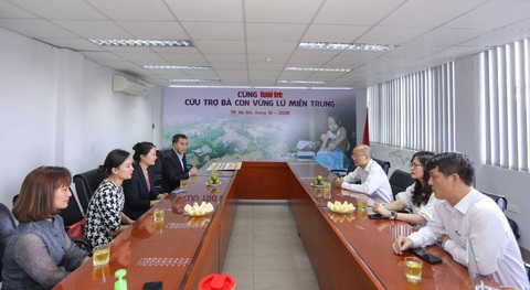 Huawei Việt Nam trao 1 tỉ đồng cùng Tuổi Trẻ cứu trợ người dân vùng lũ miền Trung - Ảnh 3. Huawei Việt Nam trao 1 tỉ đồng cùng Tuổi Trẻ cứu trợ người dân vùng lũ miền Trung - Ảnh 3.
