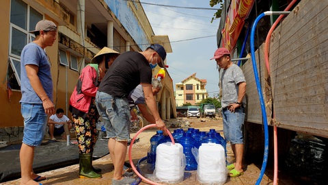 Chở 2 máy lọc nước khủng vượt ngàn cây số từ Sài Gòn ra vùng lũ Quảng Bình - Ảnh 3. Chở 2 máy lọc nước khủng vượt ngàn cây số từ Sài Gòn ra vùng lũ Quảng Bình - Ảnh 3.