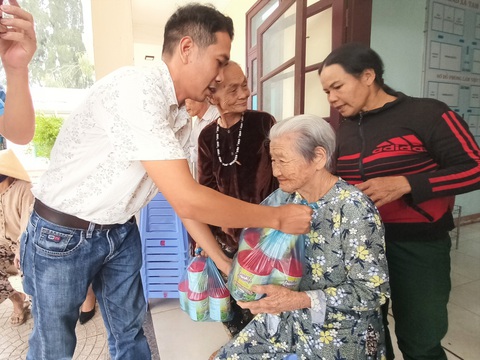 Trao tặng sữa đến người dân vùng lũ Quảng Nam - Ảnh 2. Trao tặng sữa đến người dân vùng lũ Quảng Nam - Ảnh 2.