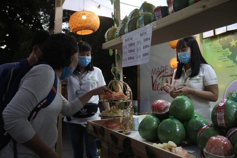 Tuần lễ hàng Made in Vietnam - Tinh hoa Việt Nam khai mạc ở hồ Hoàn Kiếm - Ảnh 2. Tuần lễ hàng Made in Vietnam - Tinh hoa Việt Nam khai mạc ở hồ Hoàn Kiếm - Ảnh 2.
