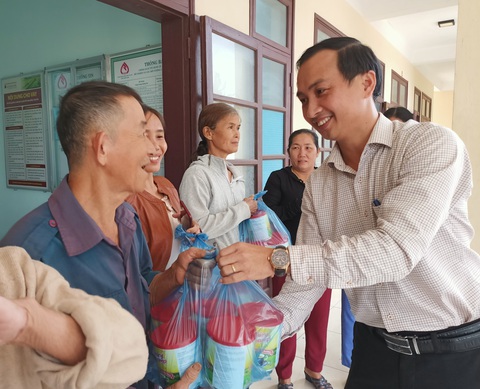 Trao tặng sữa đến người dân vùng lũ Quảng Nam - Ảnh 3. Trao tặng sữa đến người dân vùng lũ Quảng Nam - Ảnh 3.