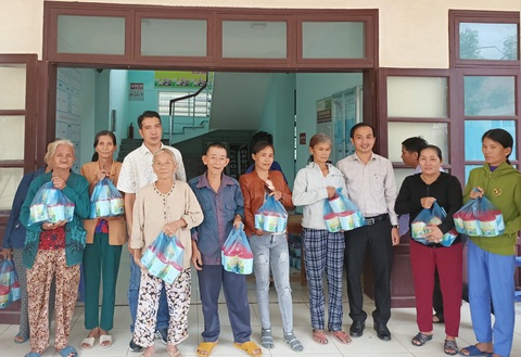 Trao tặng sữa đến người dân vùng lũ Quảng Nam - Ảnh 1. Trao tặng sữa đến người dân vùng lũ Quảng Nam - Ảnh 1.
