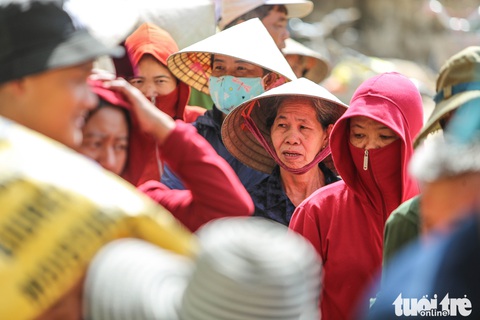 Thương người dân vùng lũ xếp hàng, nhường nhịn nhau nhận hàng cứu trợ - Ảnh 5. Thương người dân vùng lũ xếp hàng, nhường nhịn nhau nhận hàng cứu trợ - Ảnh 5.