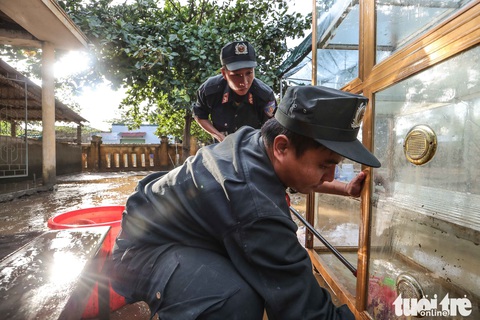 Cả đoàn xe chở cảnh sát cơ động tỏa vào vùng lũ quét dọn, hút nước giúp dân - Ảnh 5. Cả đoàn xe chở cảnh sát cơ động tỏa vào vùng lũ quét dọn, hút nước giúp dân - Ảnh 5.