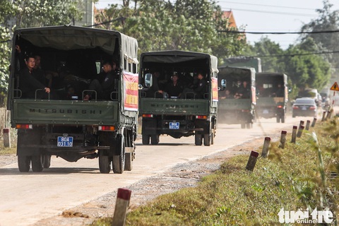 Cả đoàn xe chở cảnh sát cơ động tỏa vào vùng lũ quét dọn, hút nước giúp dân - Ảnh 8. Cả đoàn xe chở cảnh sát cơ động tỏa vào vùng lũ quét dọn, hút nước giúp dân - Ảnh 8.