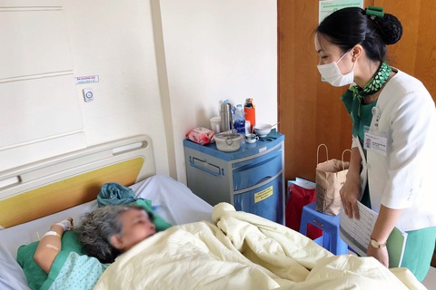 Cửa ôtô bất ngờ mở, cụ bà đi xe máy té ngã bị xe bồn cán nát cánh tay - Ảnh 1. Cửa ôtô bất ngờ mở, cụ bà đi xe máy té ngã bị xe bồn cán nát cánh tay - Ảnh 1.