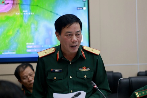Một tàu cá cùng 5 ngư dân chết máy giữa tâm bão số 8 - Ảnh 1. Một tàu cá cùng 5 ngư dân chết máy giữa tâm bão số 8 - Ảnh 1.