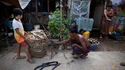 COVID-19 khiến người nghèo Myanmar phải ăn rắn, chuột qua ngày? - Ảnh 1. COVID-19 khiến người nghèo Myanmar phải ăn rắn, chuột qua ngày? - Ảnh 1.