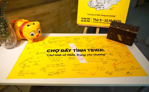 Phiên chợ đầy tình, một ngày lương’ san sẻ với bà con vùng lũ - Ảnh 1. Phiên chợ đầy tình, một ngày lương’ san sẻ với bà con vùng lũ - Ảnh 1.